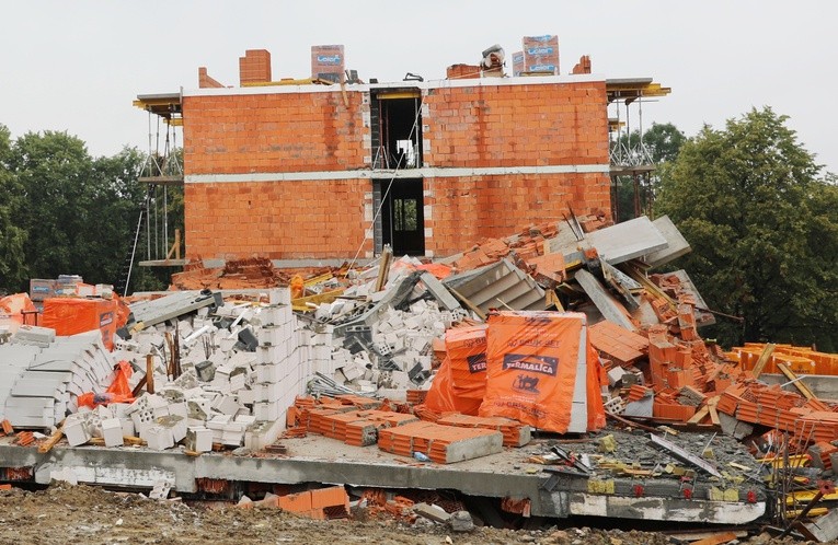 W wyniku wybuchu zniszczeniu uległy trzy kondygnacje w jednym segmencie budynku wielorodzinnego 
