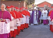 Pokutna procesja w Środę Popielcową wyrusza z bazyliki św. Anzelma. Celem jest bazylika św. Sabiny, gdzie co roku papież przewodniczy liturgii z posypaniem głów popiołem.