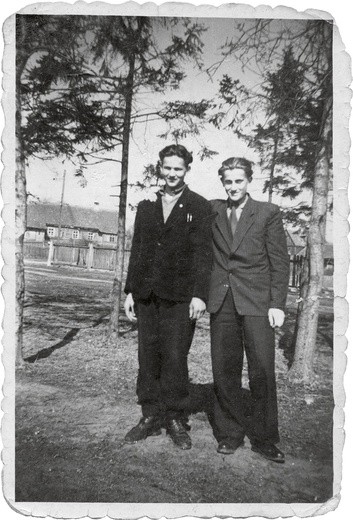 Jan Beszta-Borowski (po lewej) z kolegą szkolnym, 1952 r.