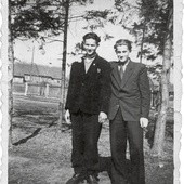 Jan Beszta-Borowski (po lewej) z kolegą szkolnym, 1952 r.