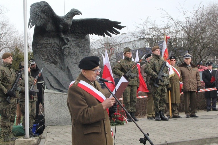 Uroczystości odbywały się przy pomniku Żołnierzy Zrzeszenia Wolności i Niezawisłość "Żołnierze Wyklęci" 
