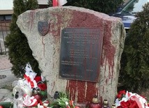 Pomnik upamiętniający żołnierzy Zgrupowania NSZ jr. Henryka Flamego "Bartka" został zbezczeszczony