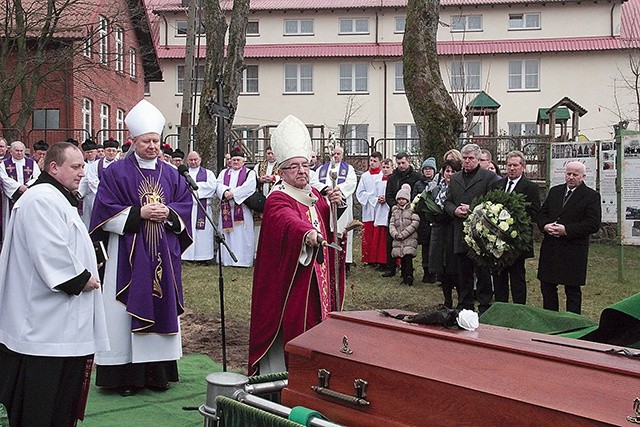 Ciało zmarłego kapłana złożono w znajdującym się na kościelnym placu grobie.