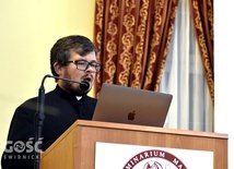 Dyrektor Krajowego Biura Organizacyjnego przy mównicy w świdnickim seminarium