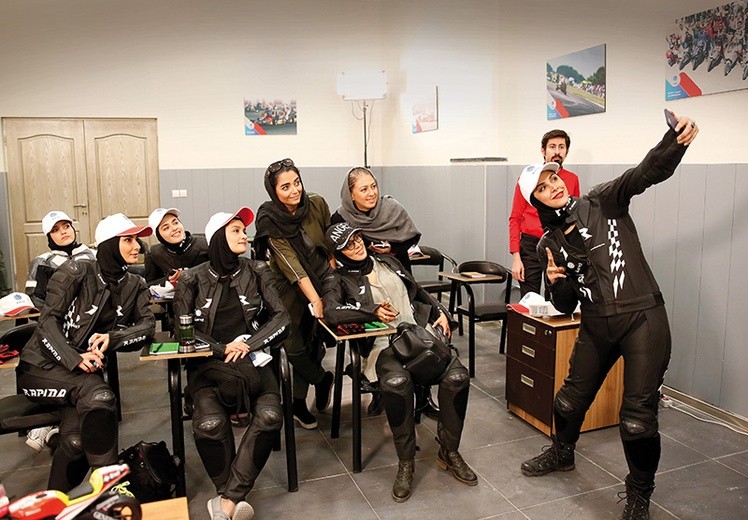 Spotkanie klubu motocyklistek w Teheranie w październiku 2018 r. Sytuacja kobiet w Iranie nie jest tak opresyjna, jak często się to przedstawia.