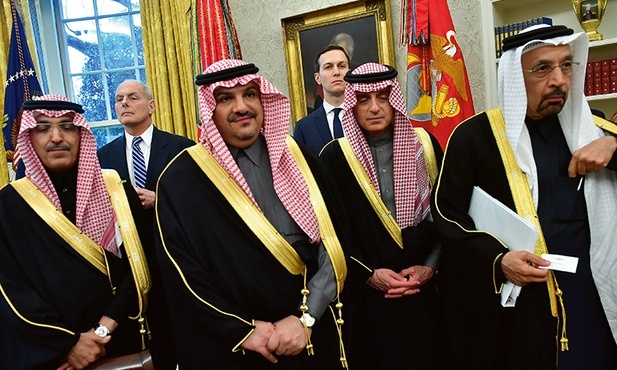 Za saudyjskimi politykami stoją dwaj główni amerykańscy negocjatorzy w rozmowach: John Kelly i Jared Kushner.