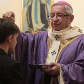 Metropolita gdański posypał popiołem głowy uczestniczących w Mszy św. wiernych