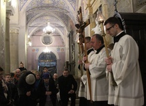Przebłagalna Droga Krzyżowa z udziałem biskupów i prezbiterów archidiecezji lubelskiej 
