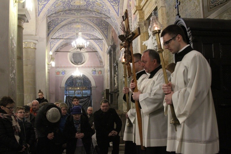 Przebłagalna Droga Krzyżowa z udziałem biskupów i prezbiterów archidiecezji lubelskiej 