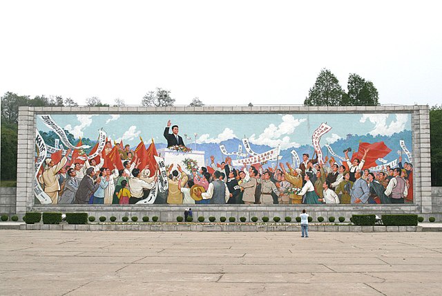 Jeden z murali w Pjongjangu.