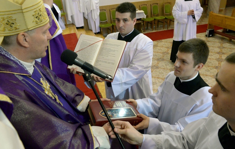 Liturgii z otrzymaniem posług przewodniczył bp Piotr Turzyński