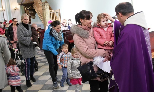 Po Mszy św. o. Ireneusz Toczydłowski OFM pobłogosławił wszystkie mamy z dziećmi.