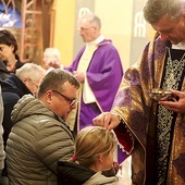 Biskup bielsko-żywiecki w katedrze w Środę Popielcową podczas obrzędu posypania  głów popiołem.