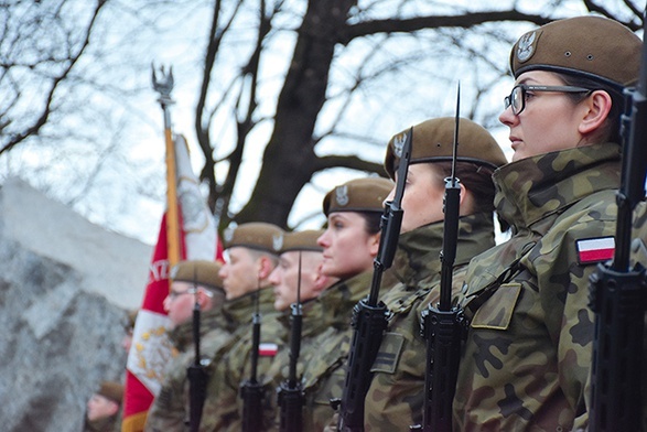 Podczas ostatnich obchodów Narodowego Dnia Pamięci Żołnierzy Wyklętych warta honorowa 71. BLP była w większości żeńska.