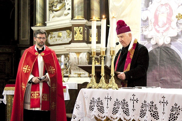 Katedra w Świdnicy. Bp Ignacy Dec i ks. Włodzimierz Binkowski.
