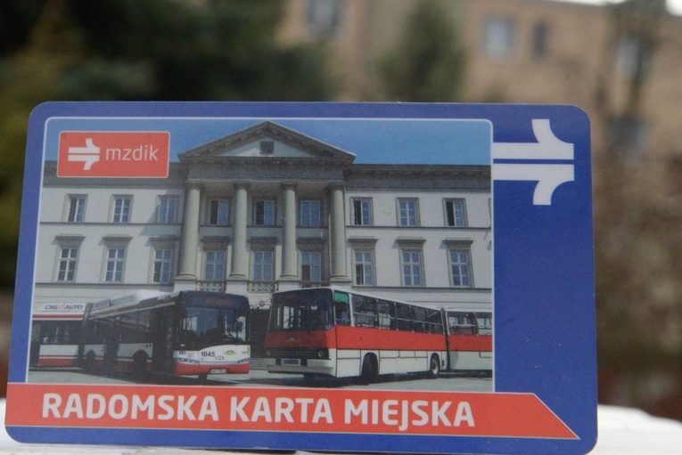 Dotychczas na awersie karty było zdjęcie dwóch autobusów na placu Corazziego przed Urzędem Miejskim