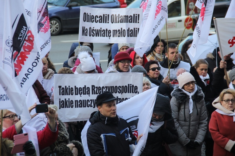 Katowice: Nauczyciele pikietują Śląski Urząd Wojewódzki + paski nauczycieli