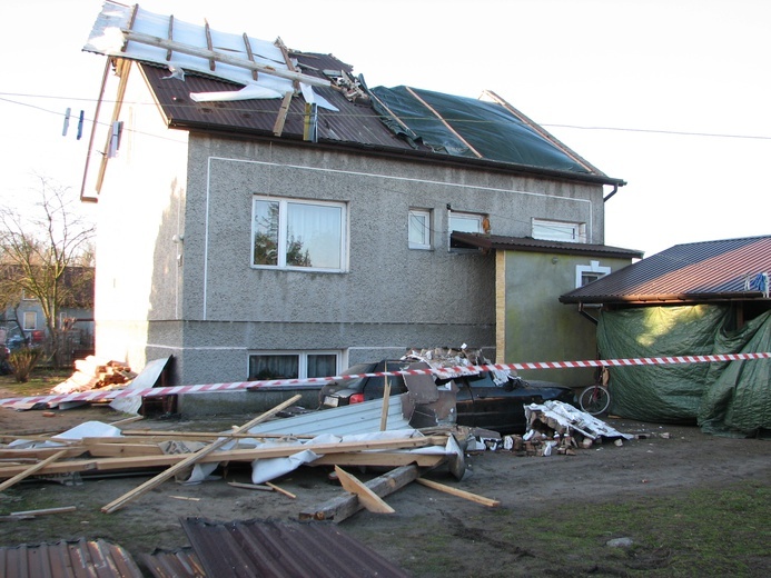 Zniszczony dom podczas ostatniej wichury.