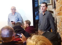 Doktor Andrzej Solecki (z lewej) i Bartłomiej Golik, podczas jaskiniowego spotkania "Akademii nie z tej ziemi".