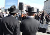 W marszu szli krakowianie oraz licznie reprezentowana społeczność żydowska.