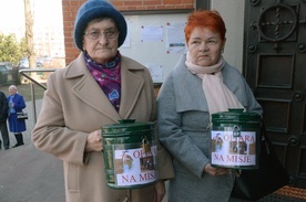 Zbiórkę na misje w parafii na radomskich Borkach prowadzą członkowie III Zakonu św. Franciszka i Kół Różańcowych. Na zdjęciu (od lewej): Jadwiga Piskorz i Anna Bielecka.