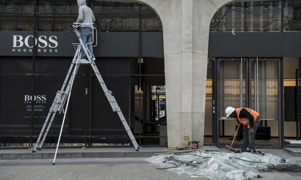 Macron rozważa całkowity zakaz demonstracji na Polach Elizejskich