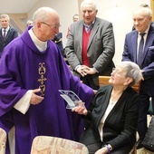 Fundatorka "Nadziei" 88-letnia Helena Grodzka przyjmuje podziękownie z rąk ks. Józefa Walusiaka.