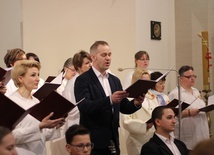Jutrznię wykonał chór parafii garnizonowej w Skierniewicach.