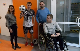 "Kamyk" z rodzicami i Pawłem Skórą, mistrzem świata we freestyle footballu.