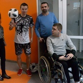 "Kamyk" z rodzicami i Pawłem Skórą, mistrzem świata we freestyle footballu.