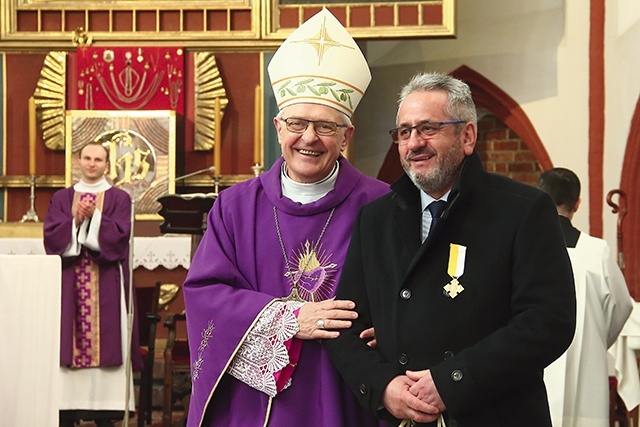 W imieniu papieża bp Dajczak odznaczył J. Kazimierskiego medalem Benemerenti.