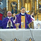  Na uroczystą instalację zaproszono bp. Adama Bałabucha, który przewodniczył liturgii.