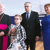 Nagrodę odbiera laureat 1 miejsca w plastycznej kategorii najmłodszych Michał Koszyk z Limanowej. 
