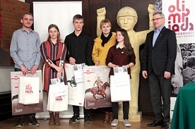 ▲	Laureaci konkursu z Krzysztofem Doślą  oraz swoimi nauczycielami.