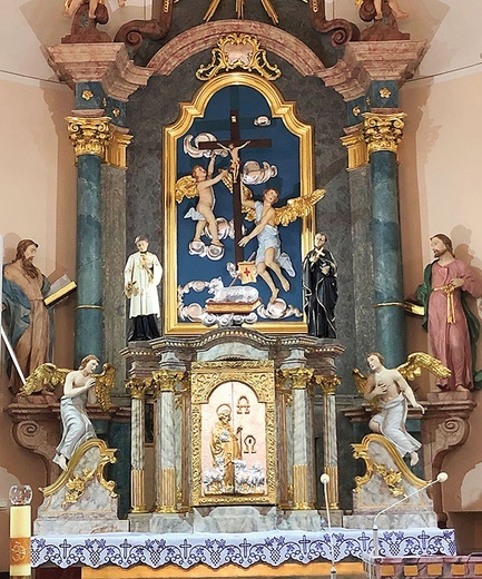 W ołtarzu głównym lipowieckiego kościoła wzrok przyciąga scena podwyższenia Krzyża Świętego.
