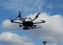 Testy dronów badających powietrze