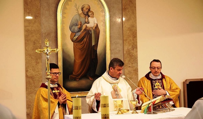 Bp Roman Pindel, ks. proboszcz Jan Figura (z prawej) i ks. Marek Studenski podczas Mszy św. w kaplicy św. Józefa.