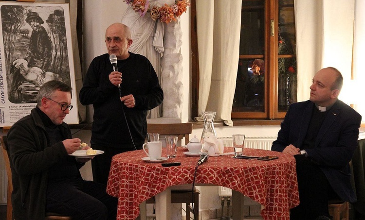 Od lewej: ks. Andrzej Abdank-Kozubski, ks. Jacek Krzemień i ks. Tomasz Sroka podczas rekolekcji w Café Muzeum.