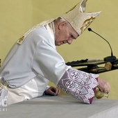 Biskup w czasie polewania ołtarza świętym olejem.