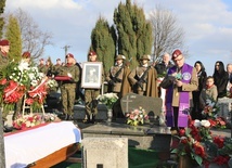 Modlitwom nad grobem śp. Jana Kwiczali przewodniczył kapelan ks. ppłk Mariusz Antczak.