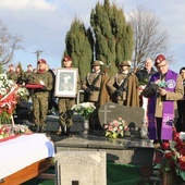 Modlitwom nad grobem śp. Jana Kwiczali przewodniczył kapelan ks. ppłk Mariusz Antczak.