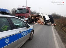 Uwaga na utrudnienia: w Rudzie Śląskiej-Bielszowicach mięso z ciężarówki zablokowało drogę