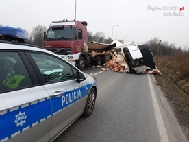 Uwaga na utrudnienia: w Rudzie Śląskiej-Bielszowicach mięso z ciężarówki zablokowało drogę