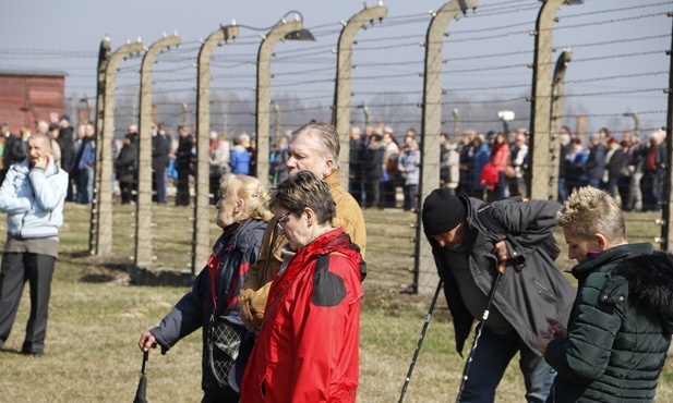 Droga Krzyżowa w intencji trzeźwości w KL Birkenau - 2019
