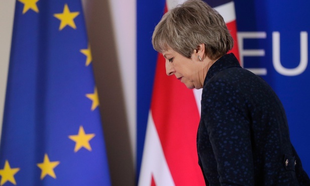 Brytyjscy ministrowie wzywają premier May do rezygnacji
