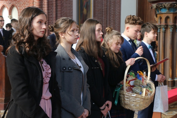Bierzmowanie uczniów szkół salezjańskich we Wrocławiu