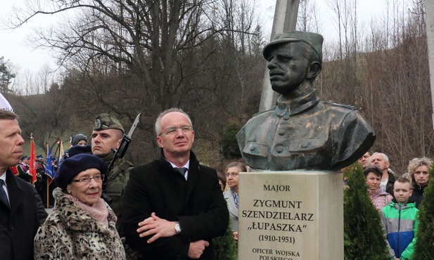 Osielec: odsłonięto pomnik majora "Łupaszki"