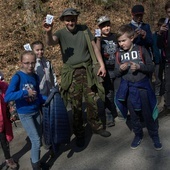 Jedna z grup z dumą pokazuje książeczki Armii Krajowej.