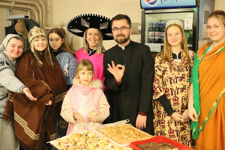 Uczniowie ze Szkoły Podstawowej nr 57 wspierali wraz z ks. Maciejem misje poprzez zorganizowanie kiermaszu ciast.