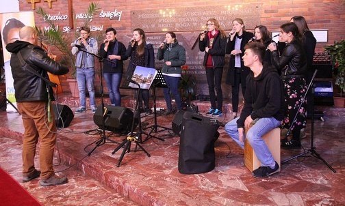 "Projekt Fausystem" poprowadził śpiew podczas świętowania Dnia Świętości Życia w Oświęcimiu.